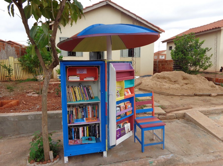  Geladeira literária  idealizada por Lázaro Borges, em Várzea Grande